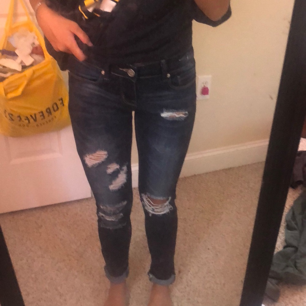 Stretchy distressed skinny jeans